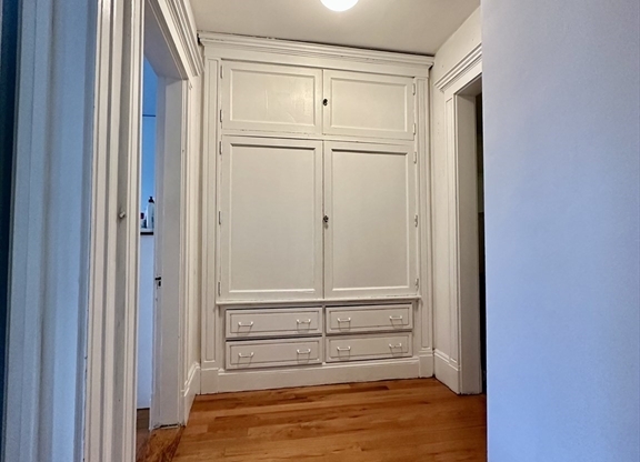 3 beds, 1 bath, 1,000 sqft, $5,500, Unit 14