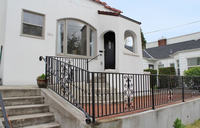 Gorgeous Remodeled Belmont 1 Bedroom with Garage!