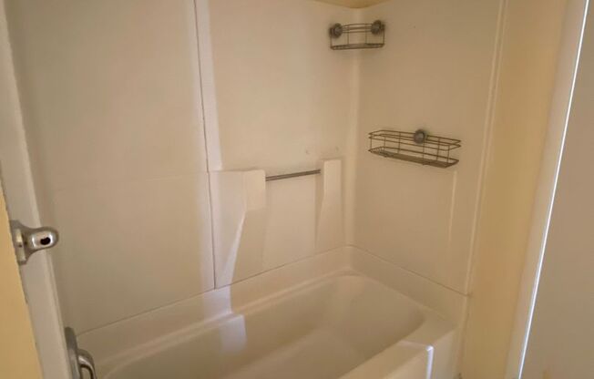 1 bed, 1 bath, $1,000, Unit 4