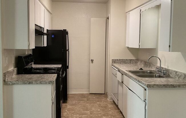 2 beds, 1 bath, 992 sqft, $1,250, Unit 4760-105