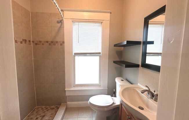2 beds, 2 baths, 946 sqft, $1,600, Unit Unit 4
