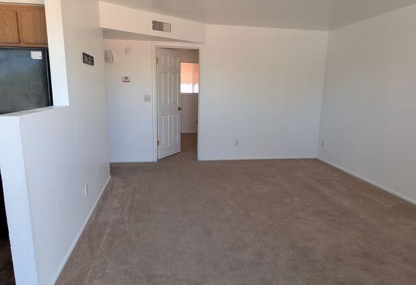 2 beds, 1 bath, $950, Unit 2118 W. BELMONT AVE, #203