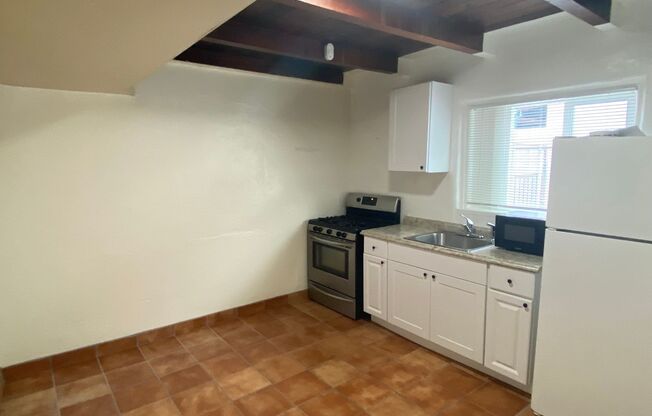 Studio, 1 bath, 370 sqft, $1,050, Unit 11