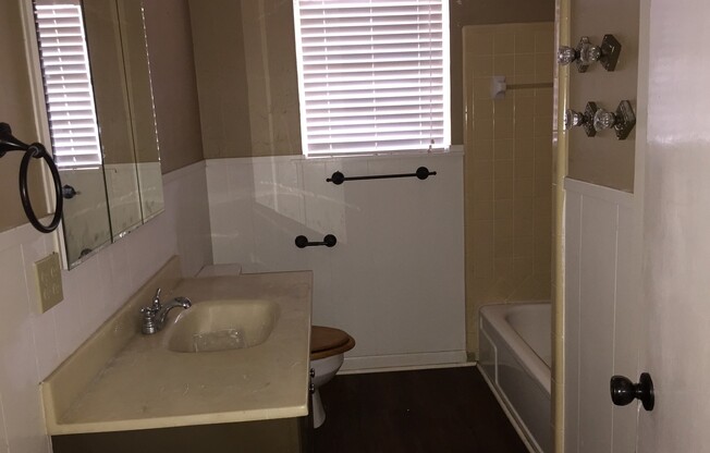 3/2 with carport fenced yard pet friendly