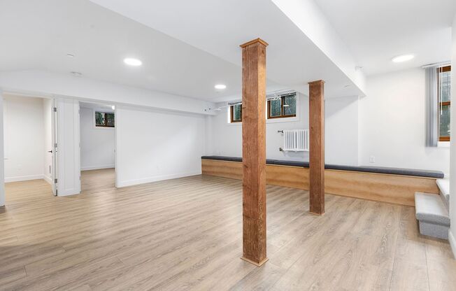 2 beds, 1 bath, 930 sqft, $2,395, Unit 03