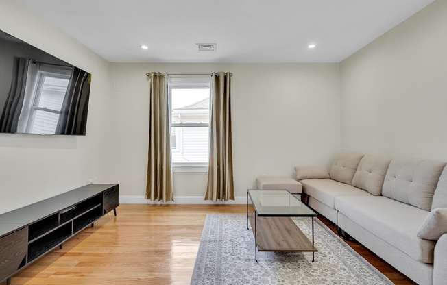 52 Holyoke St