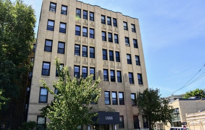 2 beds, 1 bath, 833 sqft, $2,200, Unit 42