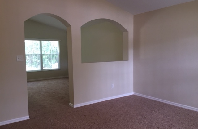 APOPKA RENTAL HOME-Spacious 3 bed x 2 bath one story home!! Move in JULY 2025!! Beautiful conservation area in back!
