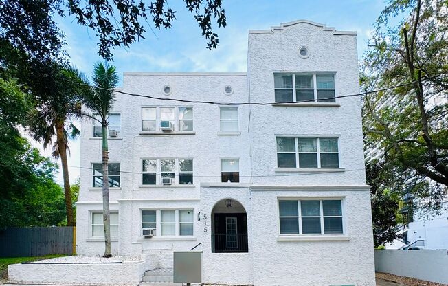 Large Renovated 2 Bedroom Unit, FREE Parking and FREE Washer/Dryer, Move In Ready, Steps to Lake Eola in Downtown Orlando, Hard Wood Flooring,