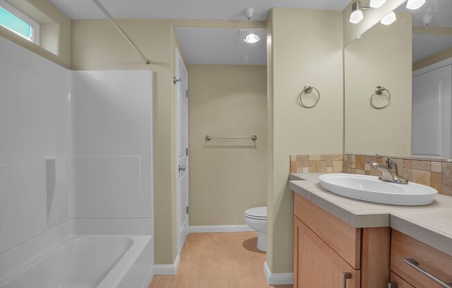 2 beds, 2 baths, 916 sqft, $1,595, Unit 144-24102