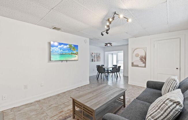 Charming 2-Bedroom Single-Family Home with Spacious Yard in Hollywood, FL
