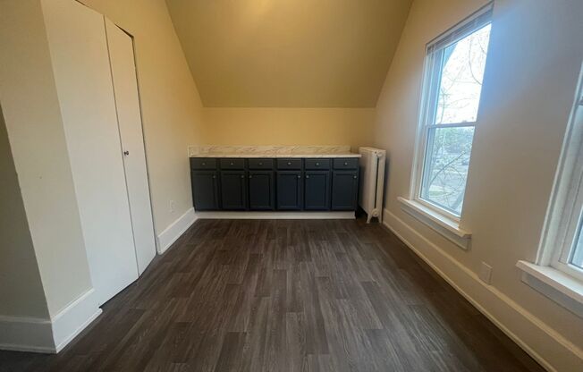 2 beds, 1 bath, 1,300 sqft, $1,470