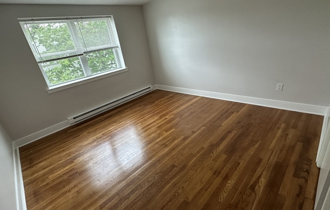 2 beds, 1 bath, 800 sqft, $2,400, Unit 22