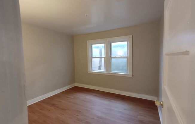 3 beds, 1 bath, $1,300, Unit 2