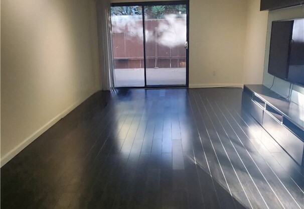 2 beds, 1 bath, 924 sqft, $3,000, Unit 122