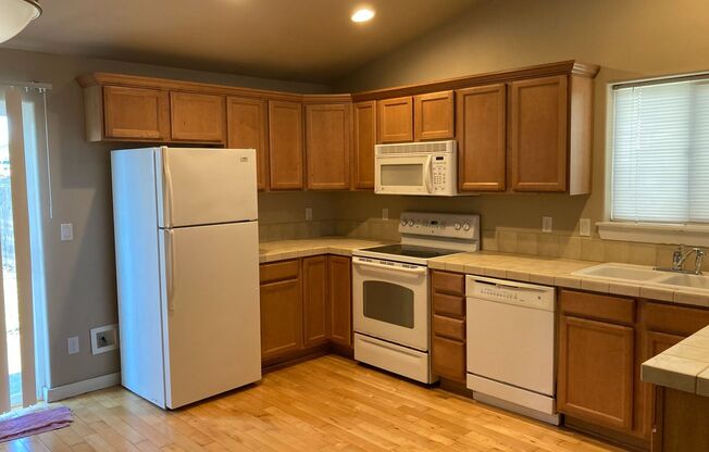 Beautiful Home! Large open living room! Double Car Garage! In private HOA neighborhood! Next to South Albany!