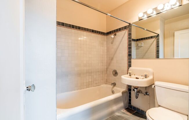 Studio, 1 bath, 430 sqft, $1,675, Unit 306