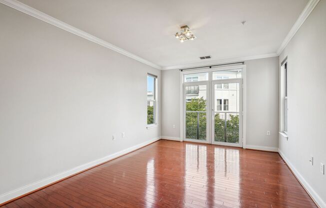 Available Now! High End 1 bed/ 1 bath with Parking! 24 hour concierge!