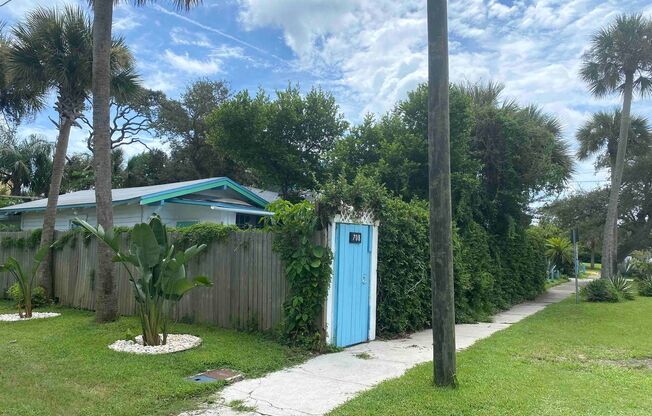 Beautiful large studio 2 blocks from the beach