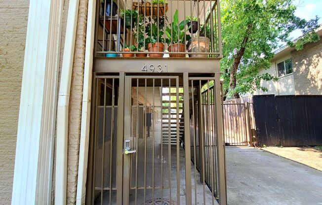 1 Bedroom, 1 Bath Apartment in  Historic Munger Place!!