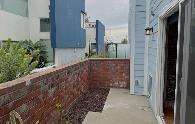 Fully Renovated,  2+2.5 spacious Santa Monica Townhouse Condo