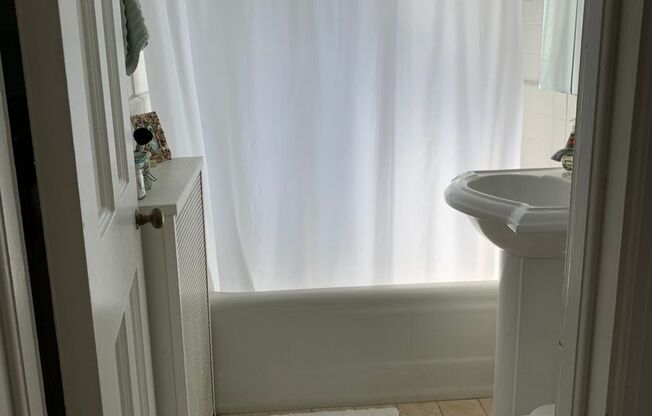 1 bed, 1 bath, $2,000, Unit 1602