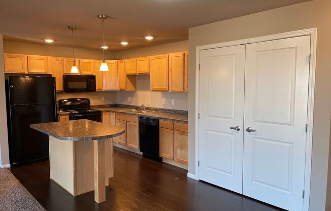 2 beds, 2 baths, 1,011 sqft, $1,255, Unit 2450-205