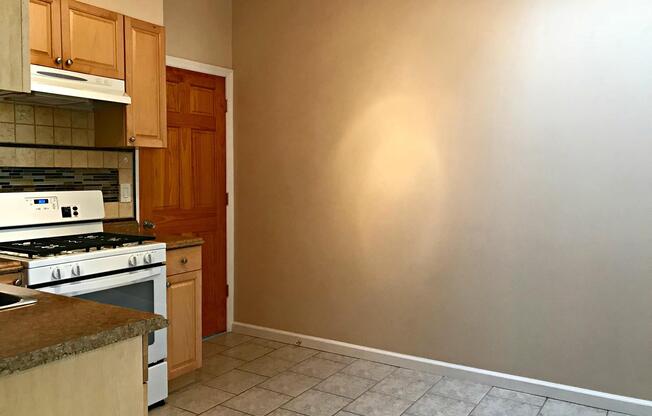 Studio, 1 bath, 500 sqft, $1,825, Unit 2R