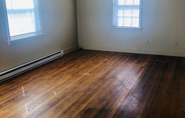 Adorable 3 bdrm/1bath House with Huge Backyard!