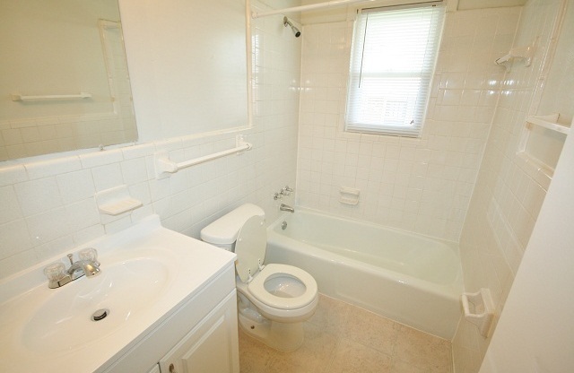 2 beds, 1.5 baths, 910 sqft, $1,465, Unit 2010B