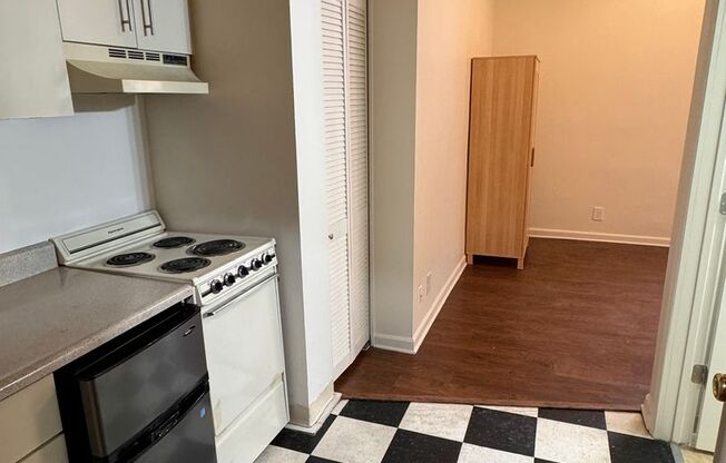 Studio, 1 bath, 240 sqft, $850, Unit 107