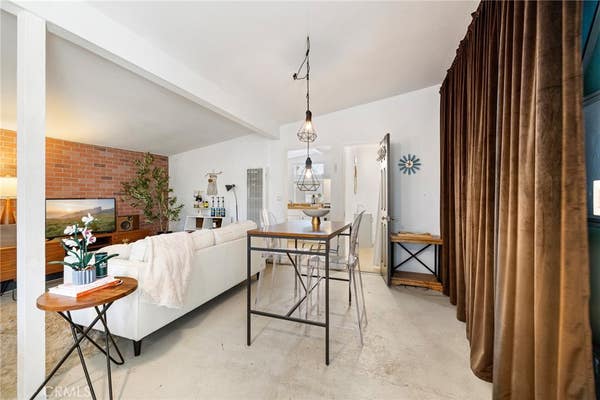 1583 W 48 ST