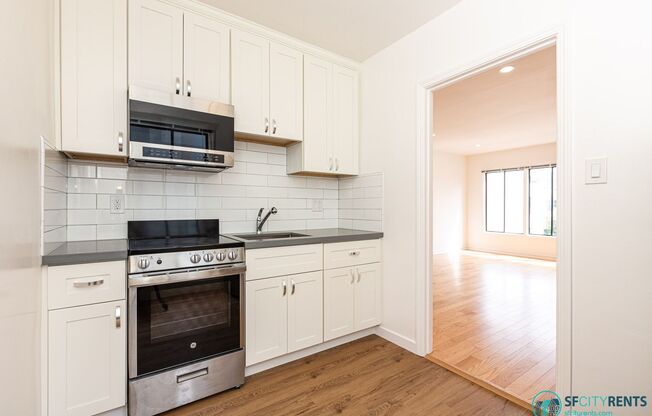 Marina: Remodeled Top Floor 1 Bedroom near Chestnut Shops