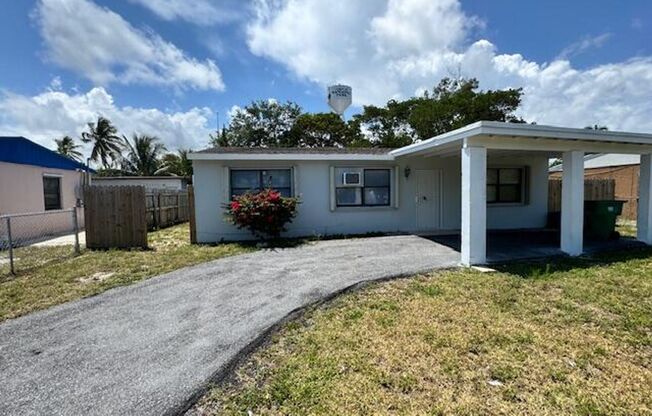 Single Family Home in Mangonia Park w/ Large fenced in yard