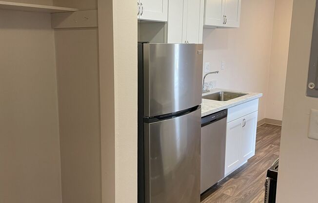 Renovated 1 bed, near shopping and Light Rail!  Ready now!