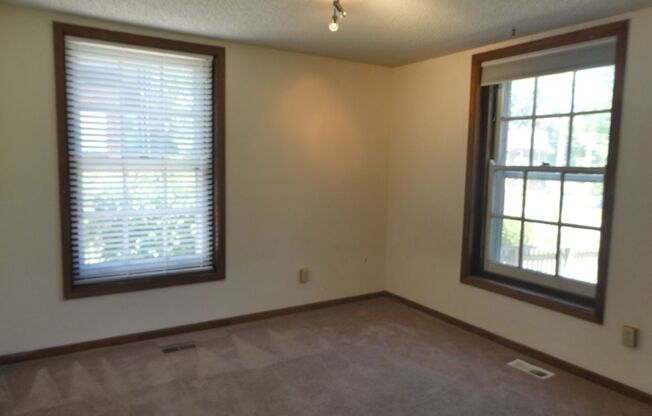 4 beds, 2 baths, $2,000, Unit Apt A