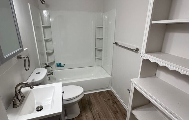 $795 - 2 bedroom / 1 bathroom - Newly remodeled Duplex