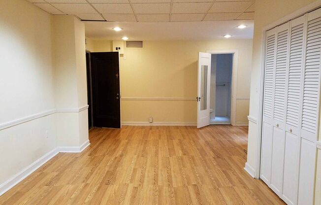 Studio, 1 bath, 294 sqft, $1,225, Unit New King Edward  1A4