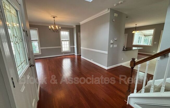 124 FACTORS WALK LN