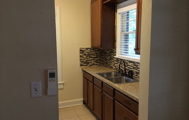 1 bed, 1 bath, $1,250, Unit 919-A SW 5th Ave