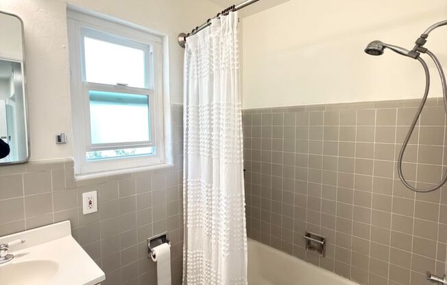 2 beds, 1 bath, $2,600, Unit 2053 Central Ave C (LO)