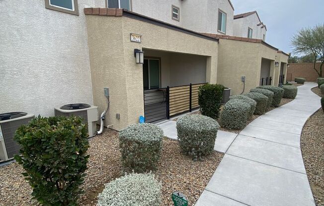AMERICANA Property Mgmt - Beautiful & gated 3 beds, 2 story Townhouse near NLV Airport