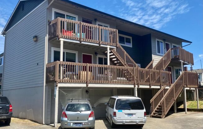 Spacious Top Floor One Bedroom With Front Porch And Lots Of Storage In Mt Tabor/Montivilla!- PETS WELCOME! Off-Street Parking & Onsite Laundry