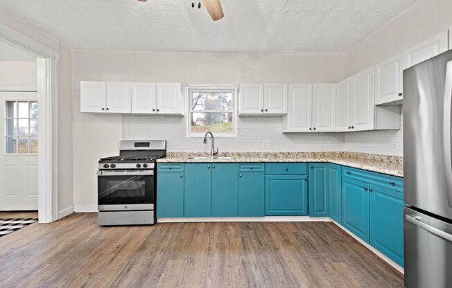 Stunning 2 bedroom home in Port Vue available August 1!