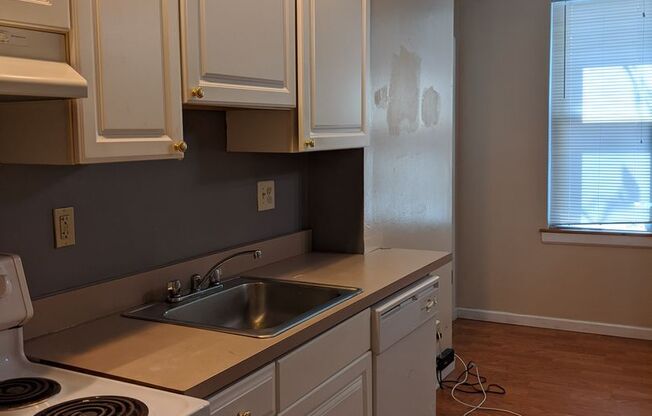 3 beds, 1 bath, $2,100, Unit 2