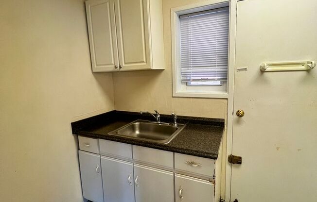 2 beds, 1 bath, $1,425, Unit Apt. 1