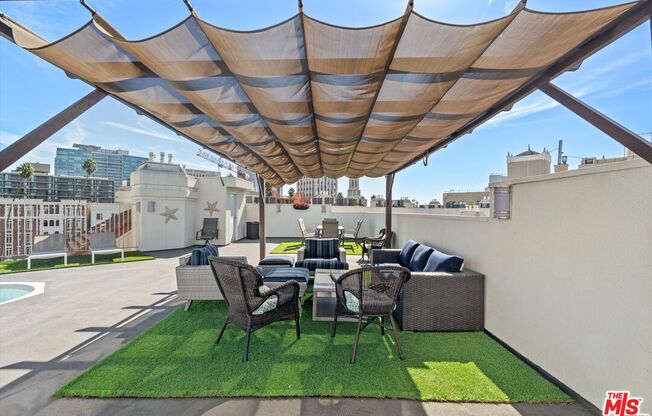 2 beds, 1 bath, 979 sqft, $2,850, Unit 122