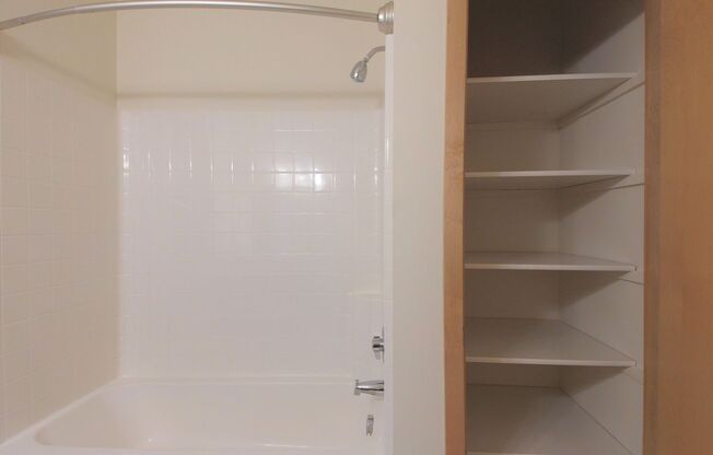 1 bed, 1 bath, 1,120 sqft, $2,025, Unit 400