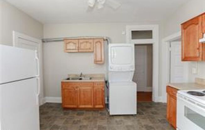 2 beds, 1 bath, $1,350, Unit 2