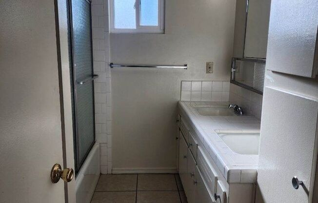 2 beds, 1 bath, $1,050